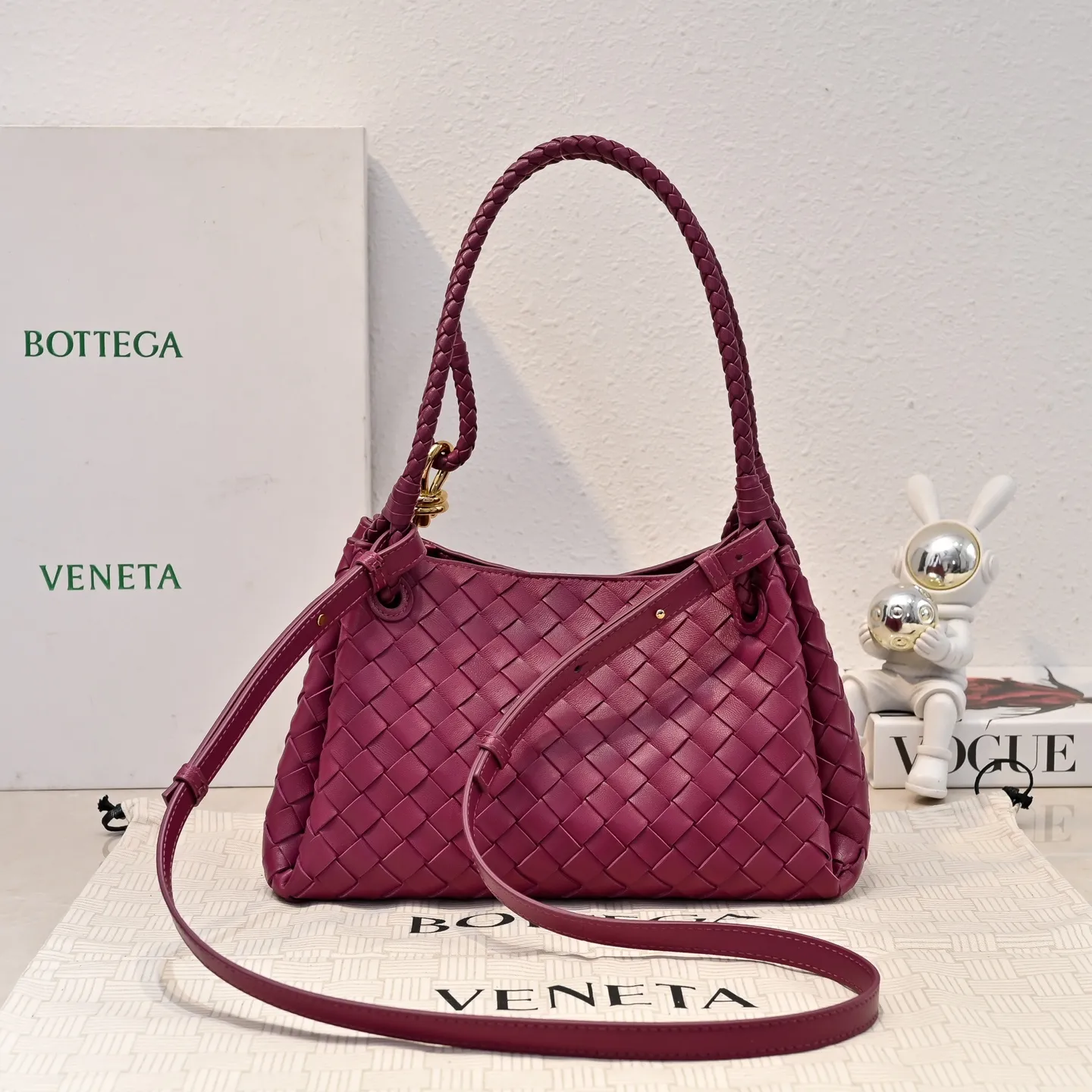 Batch 2060 BOTTEGA VENETA 2025 Autumn New Product Medium Parachuta The long-awaited new medium parachuta is here, with a unique appearance and iconic metal knots, and a whole piece of leather folds the four corners into a parachute shape! The exquisite Knot metal buckle is like putting jewelry on a bag. It is high-end and elegant. Its super capacity can hold all your things! The overall effect of this bag is very different from before. It is neither too delicate to provide a large capacity nor too bulky because of its practicality. It simply provides a perfectly suitable bag for casual and simple people👜 Style number: 5921 Size: 29.5*18.5*17.5cm